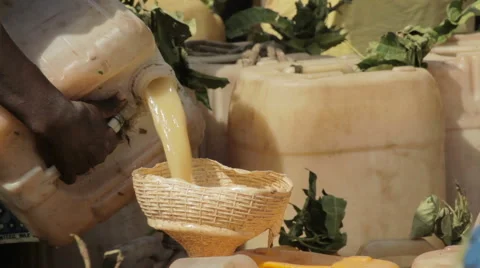 Filling a jerrycan 스톡 동영상 64306334