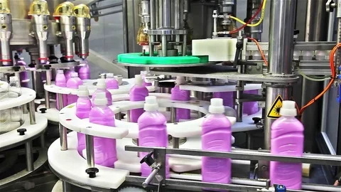 Filling line of liquid in the plastic bottles Video stock 70156149