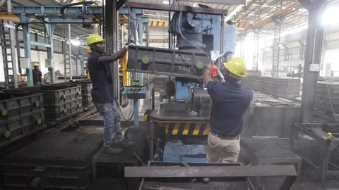 Filling mold with sand in C.I. Casting Foundry. Stock Footage 252571627