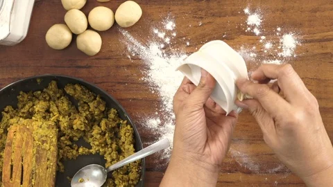 Filling Moong Dal Gujiya 動画素材 83072140