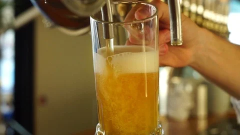 Filling a mug of beer Stock Footage 124590813