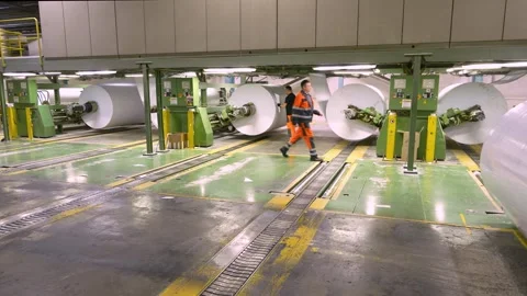 Filling paper into an automatic A4 paper cutting and packaging line Stockbeeldmateriaal 315882927