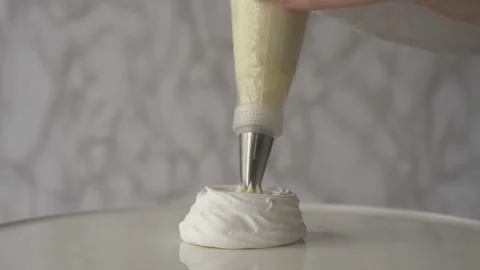 Filling up Pavlova Cake Vidéo 164916664