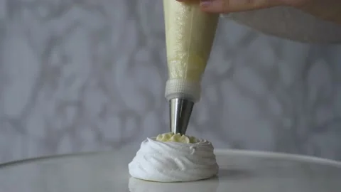 Filling up Pavlova Cake Vidéo 164916846