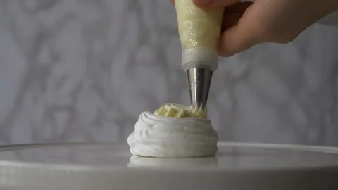 Filling up Pavlova Cake Vidéo 164917075