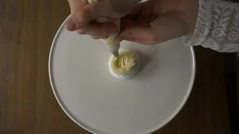 Filling up Pavlova Cake Vidéo 164917239