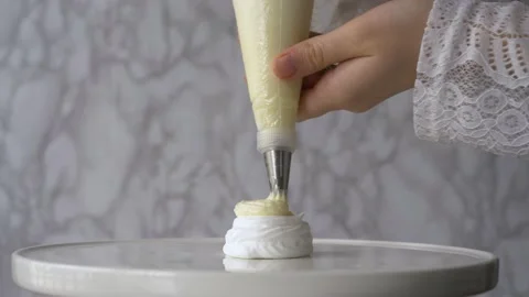 Filling up Pavlova Cake Vidéo 164917321