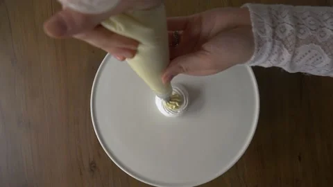 Filling up Pavlova Cake Vidéo 164917356