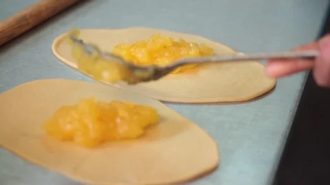 Filling pineapple jam empanadas Vídeos de archivo 130092829