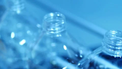 Filling Plastic Bottles Production Line Moves along the Conveyor belt Closeup Vídeos de archivo 334587348