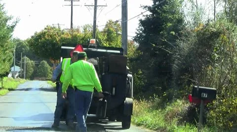 Filling a pothole Video stock 8913326