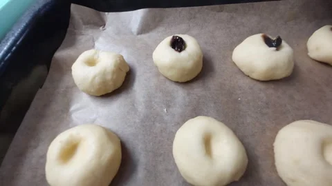 Filling Raw Yeast Dough Buns with Plum Jam Using a Knife moravian Vídeos de archivo 333642233
