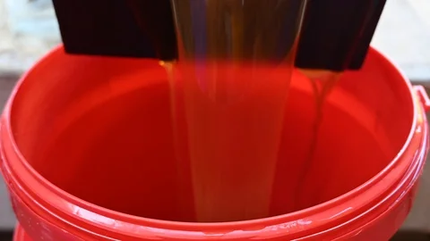 Filling a red bin with used waste oil from a deep fryer Vídeo Stock 119394189
