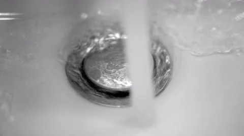 Filling up the sink Stock Footage 51139953