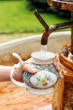 Filling a spa cup Foto stock