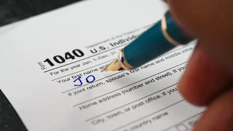 Filling up the tax form Stockbeeldmateriaal 304537214