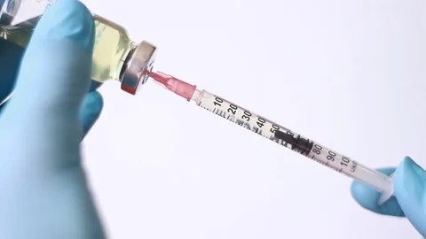 Filling thin syringe with medicine closeup 動画素材 80549950