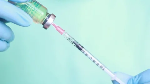 Filling thin syringe with medicine Vídeo Stock 80549939