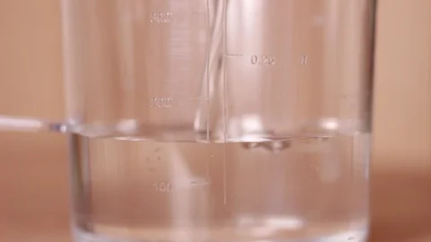 Filling transparent beaker with water 動画素材 86894242