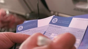 Filling US customs declaration form 6059b on flight Stock Footage 85589874