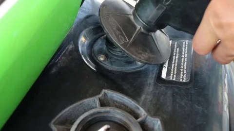 Filling up a wave runner/ Jet Ski Vidéo 93426843