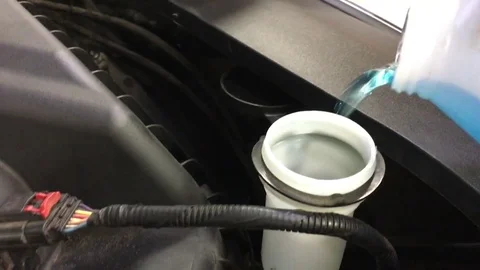 Filling Windshield Washer Fluid Видео 80268893