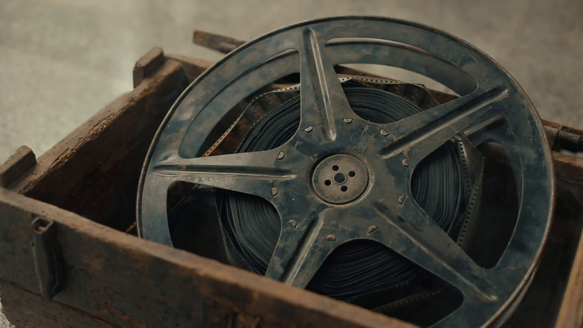 Film reel in a vintage wooden box, Stock Video