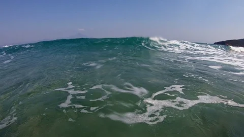 Filming Huge Waves in Ocean, Slow Motion Video Stockbeeldmateriaal 116049862
