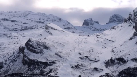 Filming the panorama on a mountain peak 動画素材 100979752