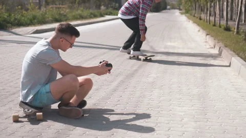 Filming Skateboard Tricks Stockbeeldmateriaal 91802238