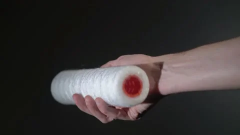 Filter for water in hand. New white filter cartridge. Filtration for drinking. Vidéo 162145447