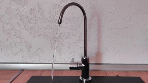 Filtered drinking water flows from a kitchen mixer tap Video stock 274060304