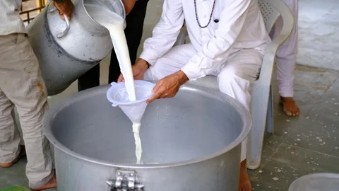 Filtering A1 and A2 milk at cattle farm, pure milk production in India. 스톡 동영상 240312149