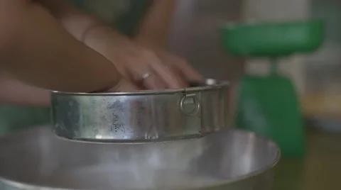 Filtering flour 库存影片 48853346