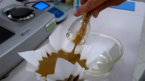 Filtering in a science lab slow motion Video stock 125911947