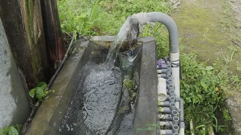 FILTERING THE SPRING WATER USING A BLACK NET 스톡 동영상 279164397