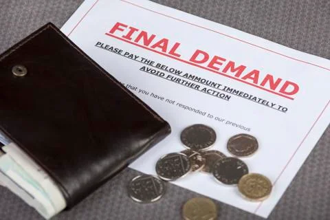 Final demand on a table with cash and wallet Foto stock
