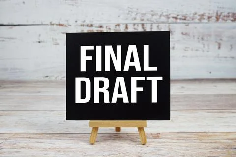 Final Draft text with easel on wooden background Foto stock