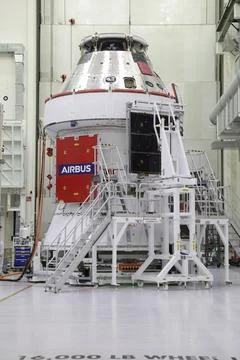 The final of four solar array wings is shown being installed prior to recei.. Foto stock