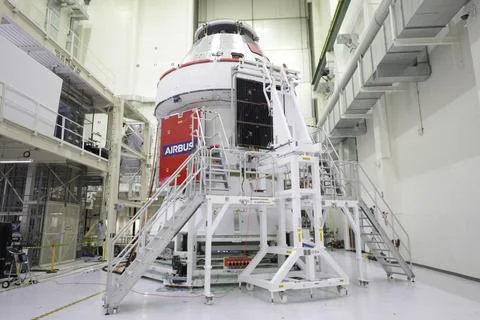 The final of four solar array wings is shown being installed prior to recei.. Foto stock