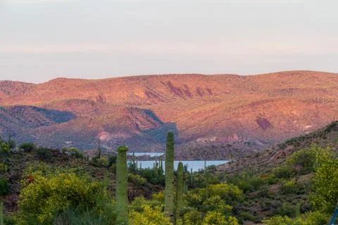 The final light of day hitting distant mountains in the desert of Arizona Foto stock