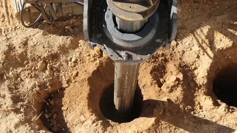 Final rotation move of rotary drilling rig machine in a deep foundation hole Video stock 224683652