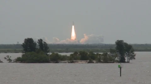 Final Space Shuttle Launch seen by crowd from Bridge 스톡 동영상 91157905
