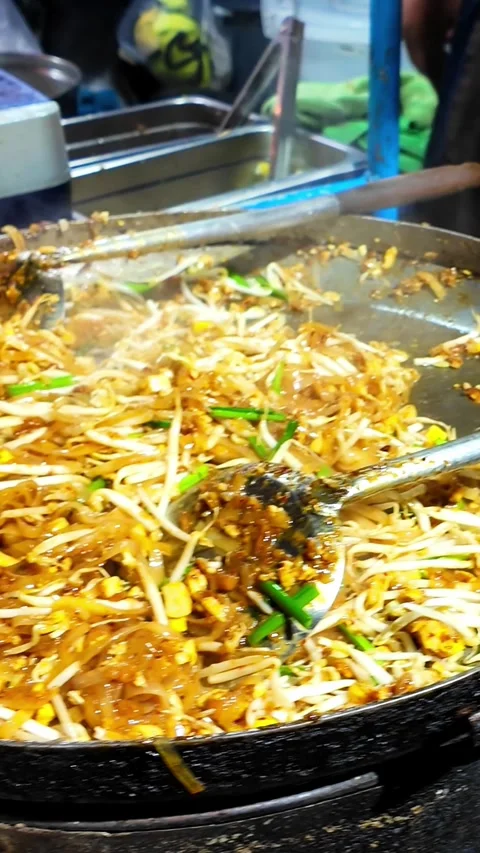 Final Stir of Pad Thai Noodles Before Serving Video stock 324804207