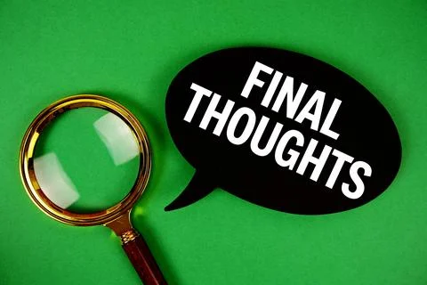 Final Thoughts text with speech bubble and magnifying glass on green backgrou Foto stock
