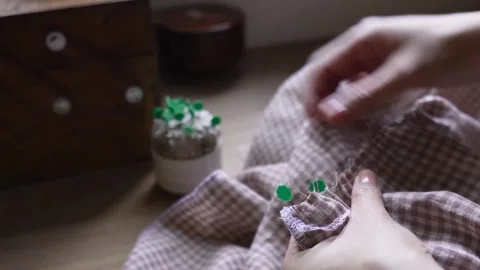 Finalizing a gathered fabric seam with precision 動画素材 315084803