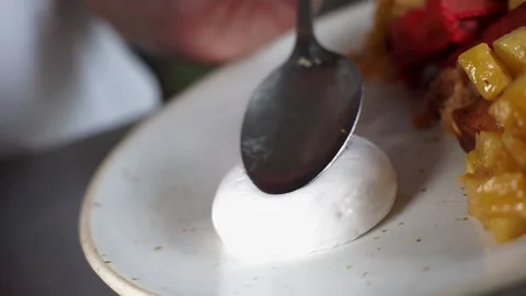 Finalizing the plating of a dessert in slow motion 스톡 동영상 238501565