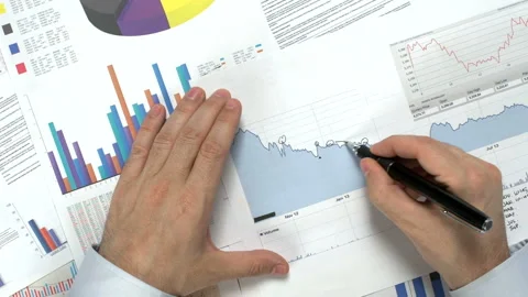 Finance  analysis 스톡 동영상 210174746