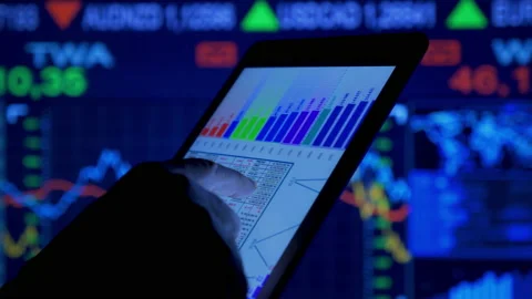 Finance data on tablet  Vidéo 194882523