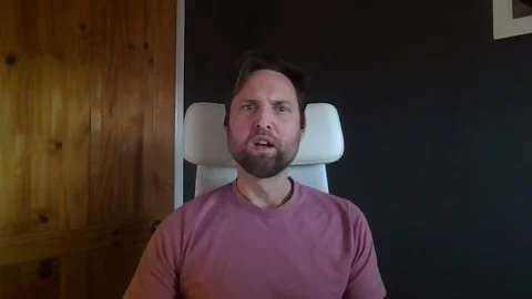 Finance expert discusses the FTX crash and implications on the Crypto industry Vídeos de archivo 225697312